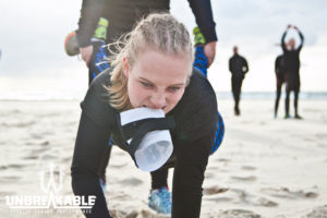 Unbreakable 12 hour evolution - Defensiefitter Danielle afzien op het strand